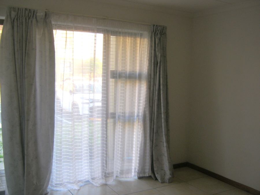 To Let 2 Bedroom Property for Rent in Guldenland Western Cape